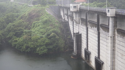 雨にうたれる御部ダムの写真です