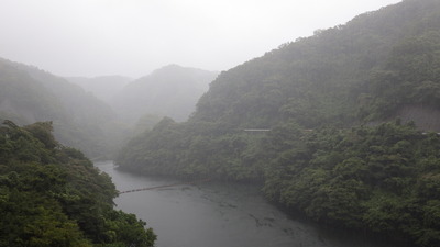 雨でかすむみやび湖の写真です