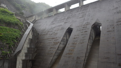 雨の中の御部ダムの写真です