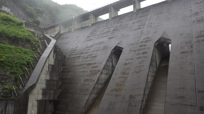 雨の中の御部ダムの写真です