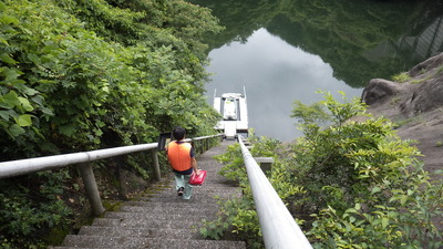 みやび号へ向かう様子の写真です