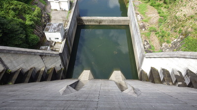 ダム管理橋から下流側を見下ろした写真です。