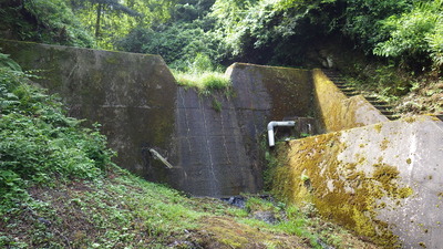ダム管理所で使う水を取水するえん堤の写真です。