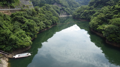 ダムの上から上流側を見た写真です。