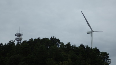アンテナと風車の写真です