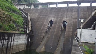 見上げた御部ダムの写真その２です