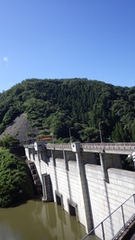 台風により濁った貯水池と澄み渡った秋空の写真です。