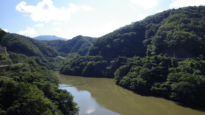 台風で濁った貯水池と澄み渡る秋空の写真その２です。