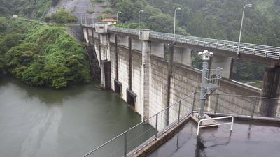 雨の中の本日の御部ダムの写真です。