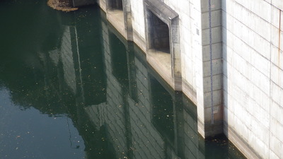ダムの常用洪水吐きの写真です。