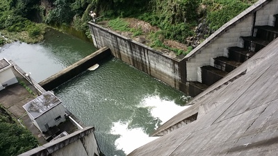 常用洪水吐口から流れる水その２です