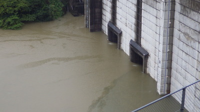 洪水調節中のダムの写真です