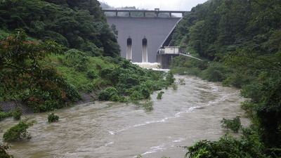 洪水調節中のダムの写真下流側です