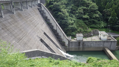 常用洪水吐きから水が流れ出る今日の御部ダムの写真です。