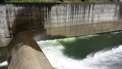 副ダムにかかる虹の写真です