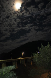 雲にかくれた月の写真その１です