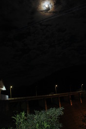 月と御部ダムの写真その1です