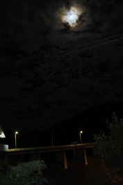 月と御部ダムの写真その2です