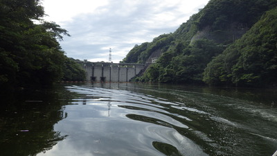 御部ダムとみやび号の航跡の写真です