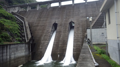 常用洪水吐きから水が出ている今日午前の御部ダムの写真です。