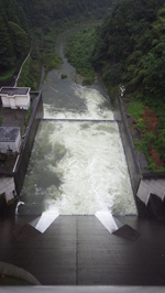 ダム管理橋から見下ろした御部ダムの常用洪水吐きの写真です。