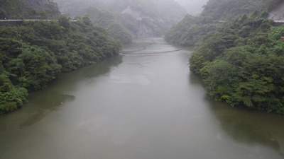 雨が降り続くみやび湖の写真です。