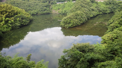 昨年7月23日の淡水赤潮中の赤褐色のみやび湖面の写真です。