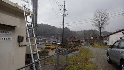 大イチョウをバックに二川雨量局の写真です