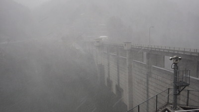吹雪に耐える今日午後の御部ダムの写真です。