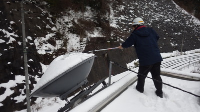 パラボラアンテナの雪かき作業の写真です