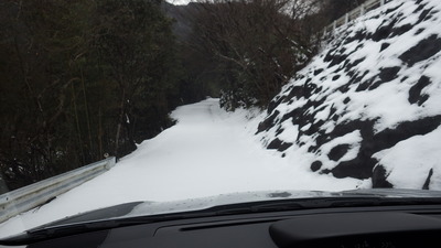 新雪を進む警報車の写真です