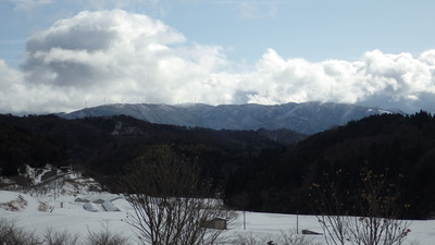 雪山に並んだ風車の写真です