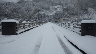 橋梁の上の積雪の写真です