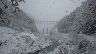 真っ白な御部ダムの写真その1です