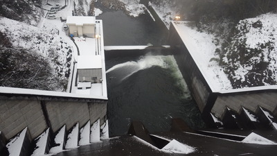 放流で湯気がでている写真です