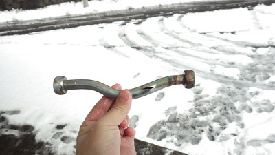 凍結で縦に裂けた水道管の写真です。