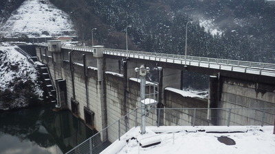 まだ雪に覆われた今日の御部ダムの写真です。
