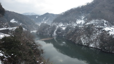 雪に囲まれた今日のみやび湖の写真です。