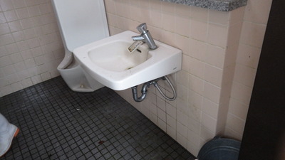 男子トイレ手洗い場の写真です