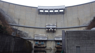 見上げた温井ダムの写真です