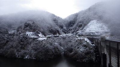 御部ダムの周りの山の雪化粧の様子です。