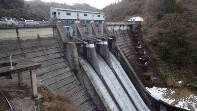 放流中の木都賀ダムの写真です
