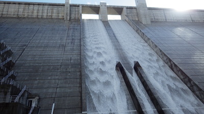 下から見上げた第二浜田ダム左の写真です