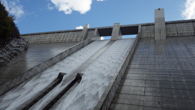 下から見上げた第二浜田ダム右の写真です