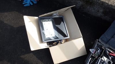 箱から出した新品のLED照明の写真です。