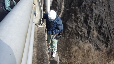 水位計照明の取付け状況の写真です。