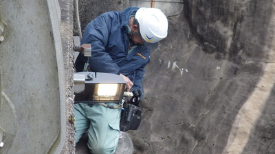 取り付け終わった水位計LED照明を試験点灯さている写真です。