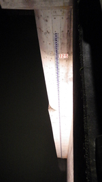 水位計照明に照らし出された水位計の近接写真です。