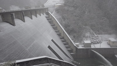 降り始めた雪によりあっという間に純白に変わった御部ダムの写真です。
