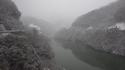雪景色の今日のみやび湖の写真です。